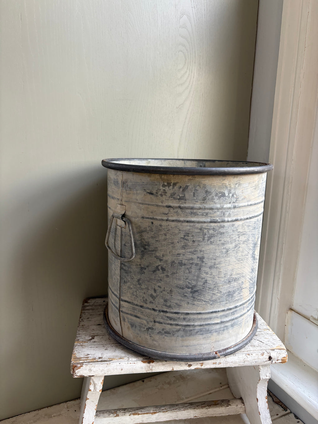 Small Vintage Style Round Planter