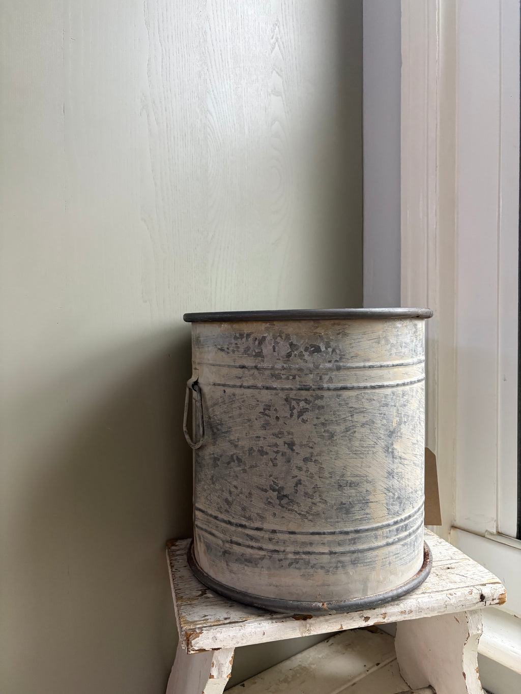 Small Vintage Style Round Planter